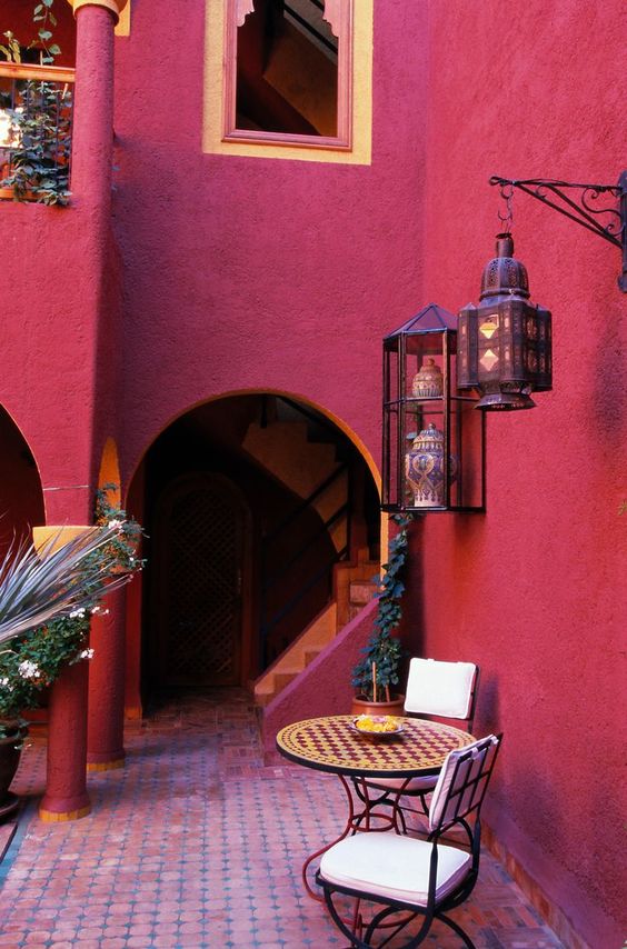 Điều xa xỉ làm nên màu hồng Maroc và Diên Khánh