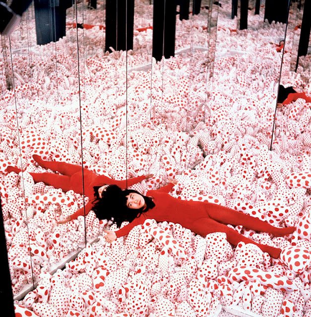 Yayoi Kusama: Hoạ sĩ "điên" và chuyến hành trình nghệ thuật mang tên "Cuộc đời"